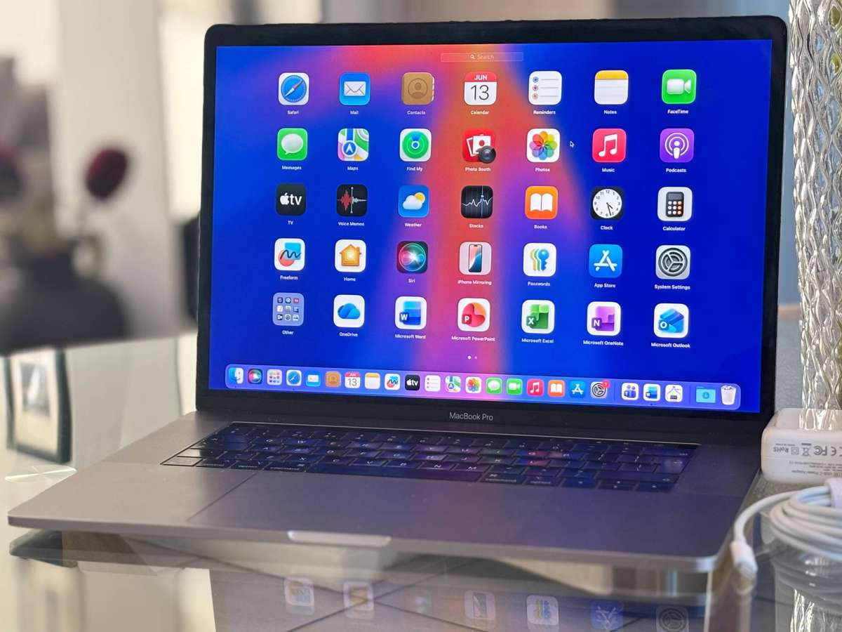 Apple MacBook Pro 15" Retina (2018) | Core i9 | 32GB RAM | 512GB SSD | Touch Bar