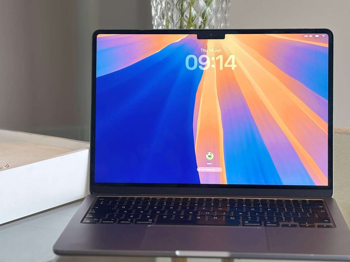 Apple MacBook Air M2 13" 2022 8GB RAM 256GB SSD Space Gray Excellent Condition