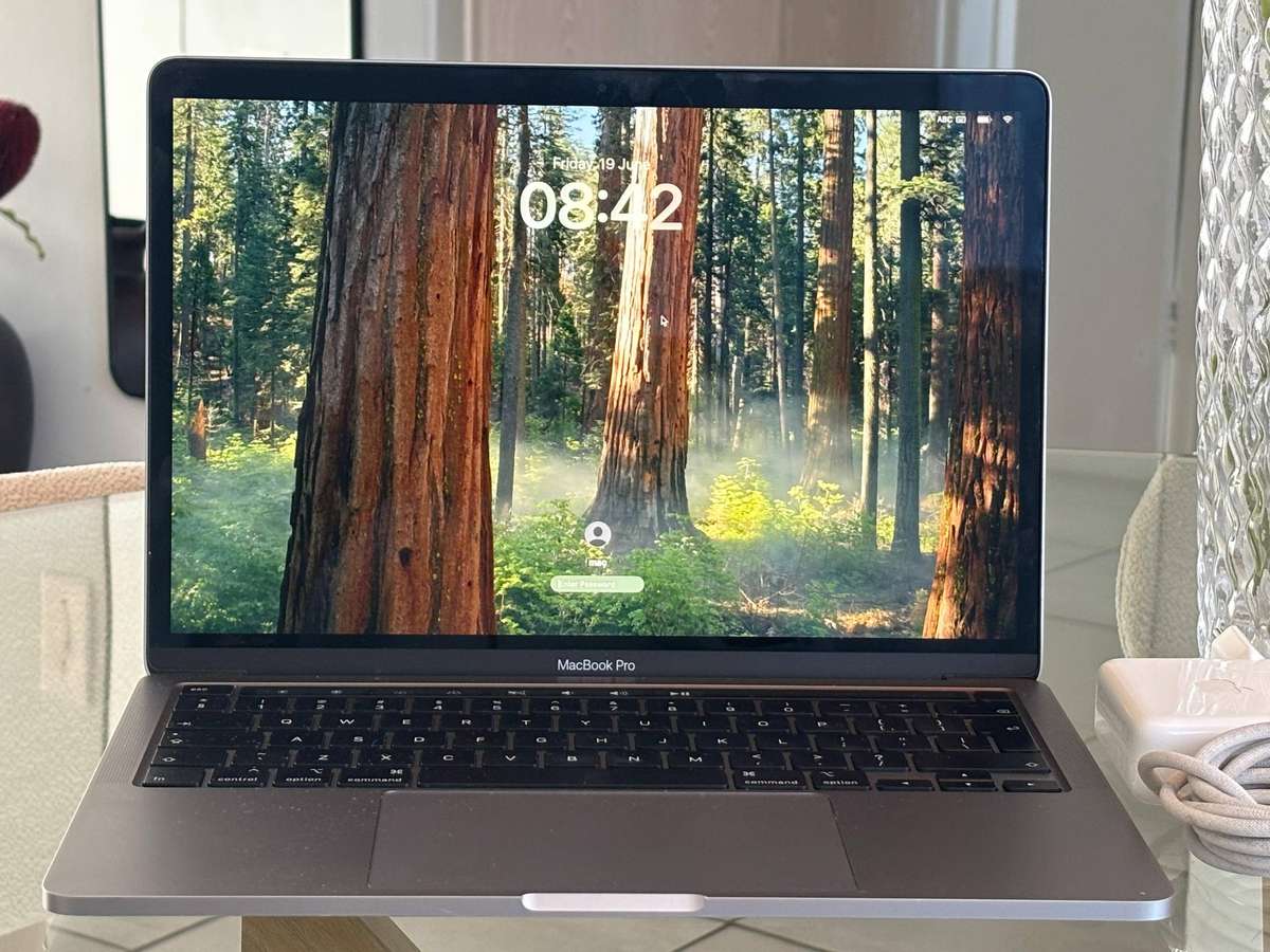 Apple MacBook Pro 13 Retina (2020) Touch Bar | i5 | 8GB RAM | 512B SSD