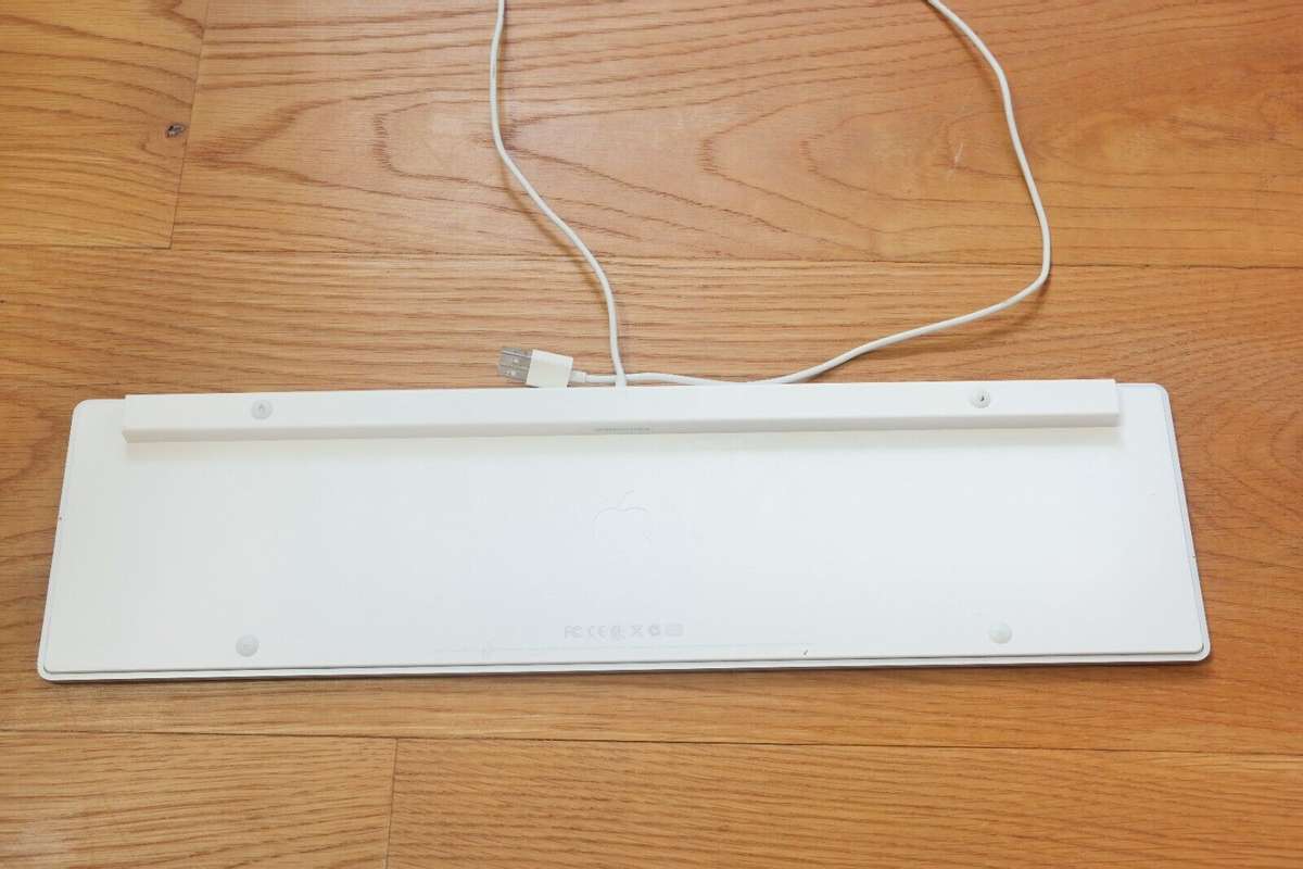 Apple White Aluminum USB Wired Keyboard - Used Grade A (A1243)
