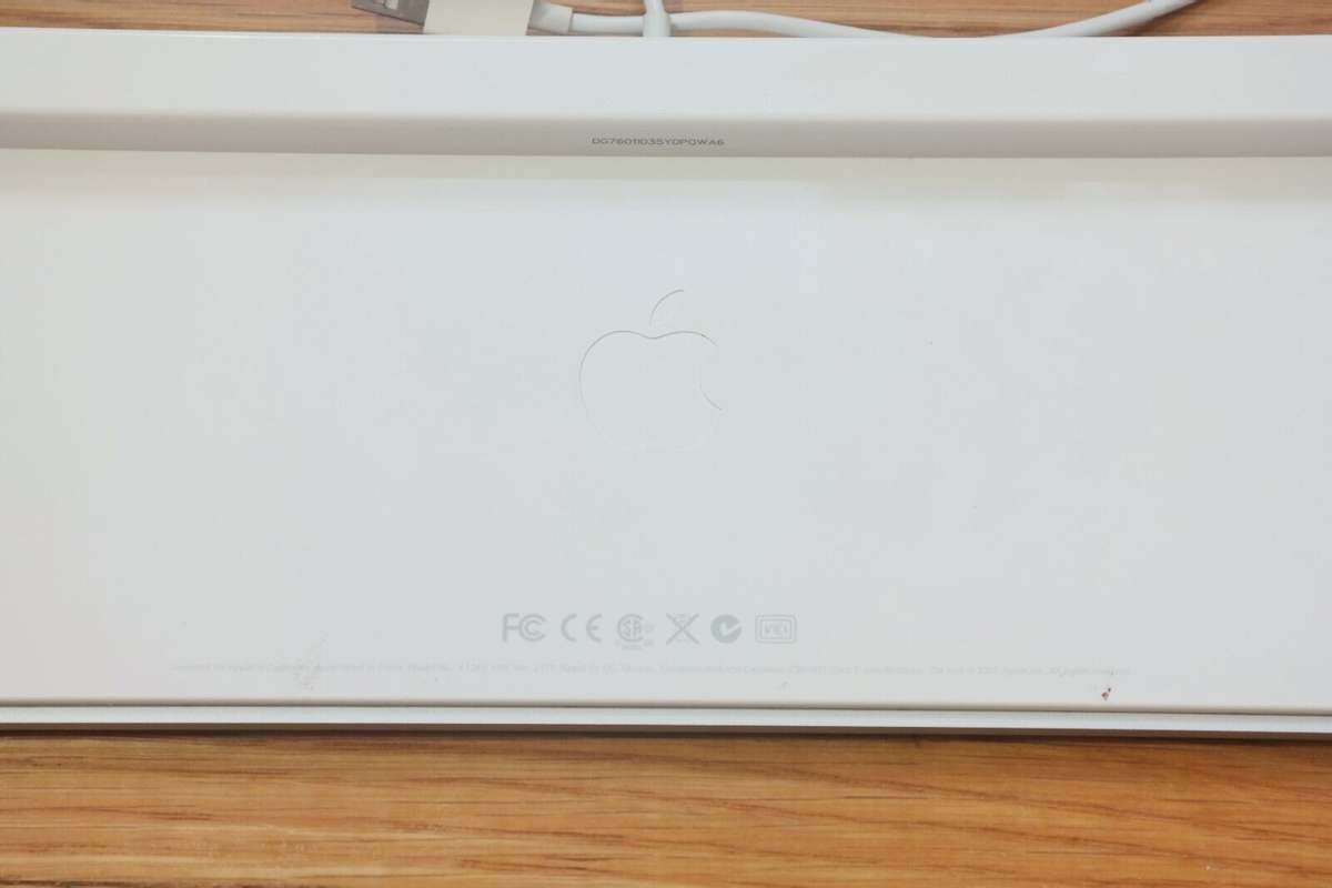 Apple White Aluminum USB Wired Keyboard - Used Grade A (A1243)