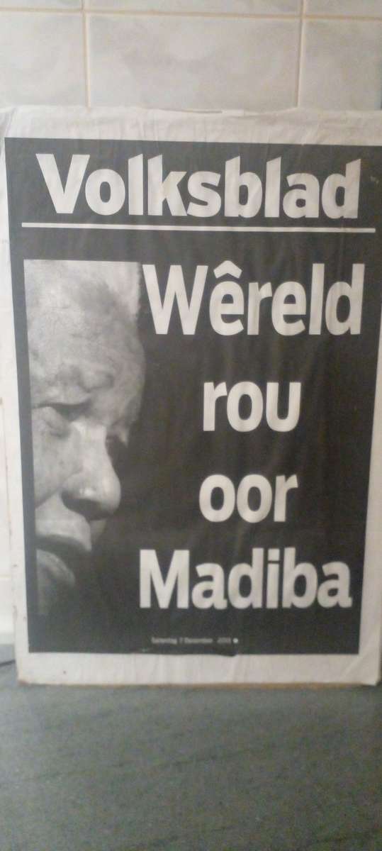RARE VOLKSBLAD NEWSPAPER MANDELA POSTER, ANNOUNCING HIS DEATH IN 2013.SEE DESC.