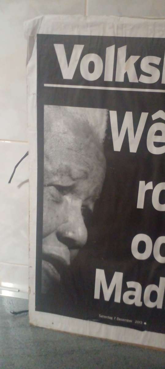 RARE VOLKSBLAD NEWSPAPER MANDELA POSTER, ANNOUNCING HIS DEATH IN 2013.SEE DESC.