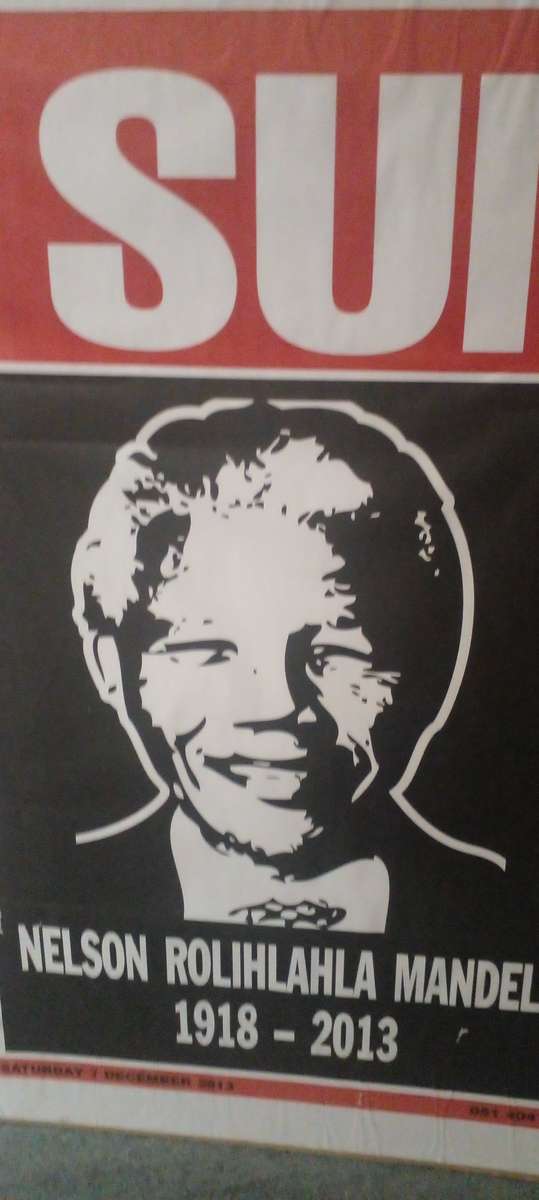 DAILY SUN NEWSPAPER MANDELA POSTER ,ANNOUNCING HIS DEATH , IN 2013. RARE IN GREAT CONDITION.DESC
