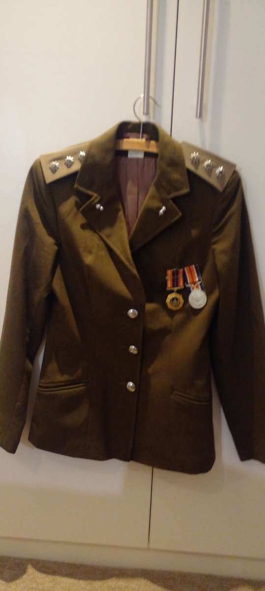 SADF LADIES' TUNIC SERVICE DRESS.  DATED 1982.SMALL IN SIZE.(LADY CAPTAIN)..