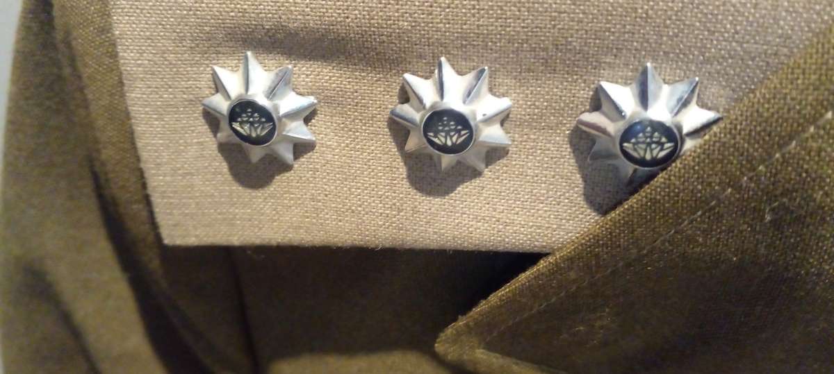 SADF LADIES' TUNIC SERVICE DRESS.  DATED 1982.SMALL IN SIZE.(LADY CAPTAIN)..