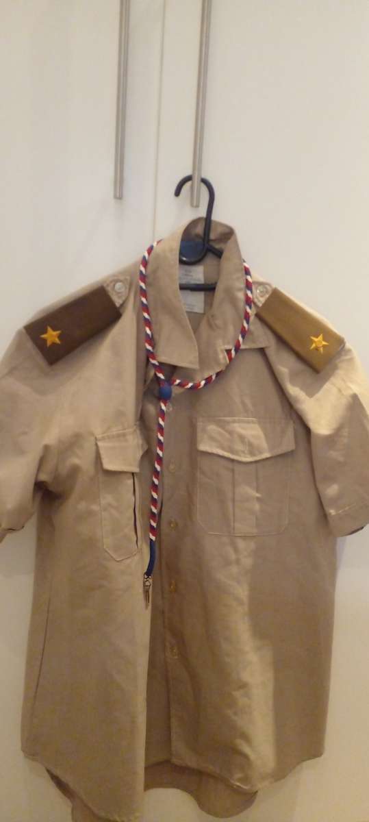 1977 LARGE SADF MEN'S SHIRT WITH FIRST LIEUTENANT RANK INDICATORS .SIZE LARGE.