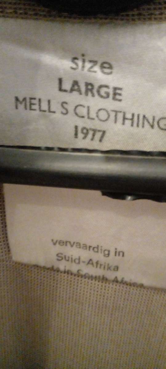 1977 LARGE SADF MEN'S SHIRT WITH FIRST LIEUTENANT RANK INDICATORS .SIZE LARGE.