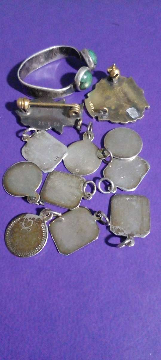 COLLECTION OF SILVER ITEMS. 22 GRAMS TOTAL WEIGHT.  SEE DESC.