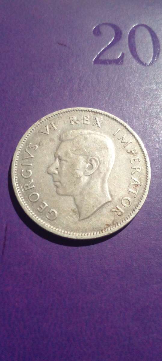 1942 SILVER UNION OF SA SILVER HALF CROWN. COLLECTIBLE CONDITION.