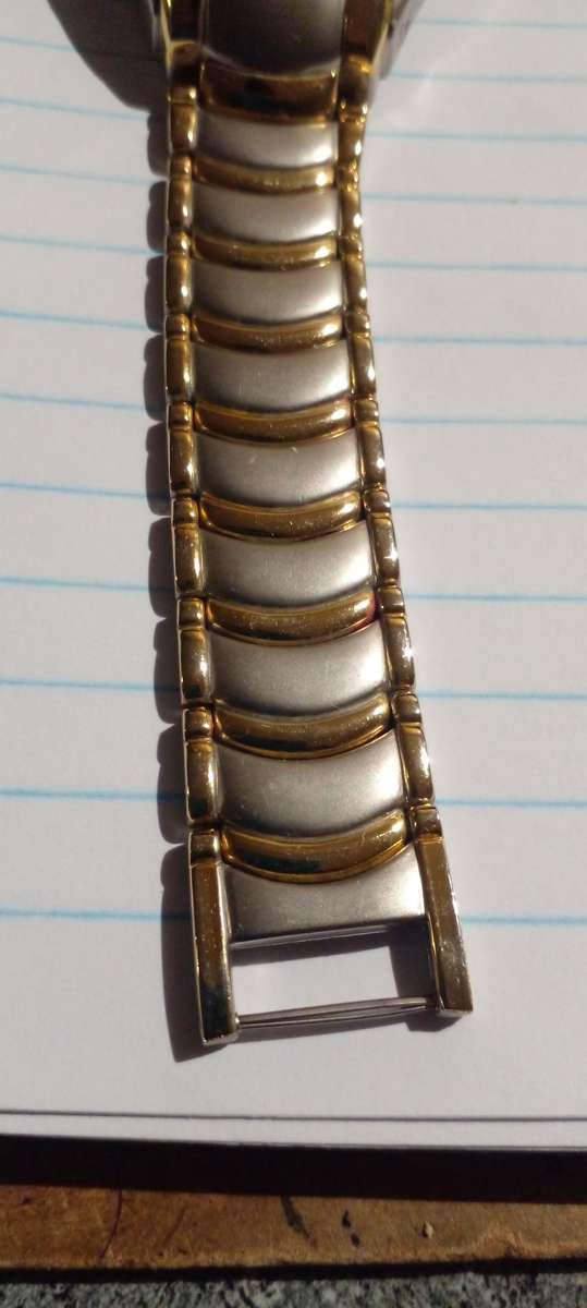 GENUINE SEIKO WRIST WATCH IN GREAT WORKING CONDITION , WITH ORIGINAL STRAP. SEE DESC.