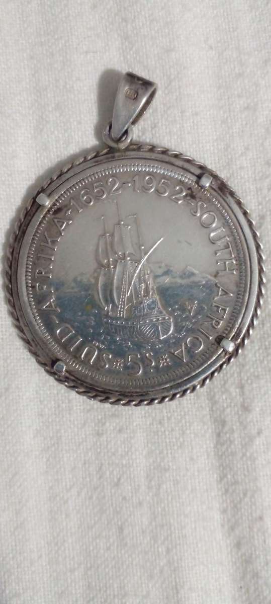 1952 UNION OF SA CROWN TURNED INTO A PENDANT SETTING, WITH A TOTAL 36.2 GRAMS OF SILVER WEIGHT. DESC