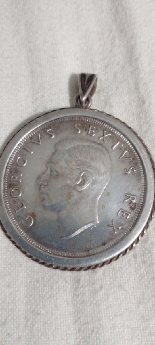 1952 UNION OF SA CROWN TURNED INTO A PENDANT SETTING, WITH A TOTAL 36.2 GRAMS OF SILVER WEIGHT. DESC