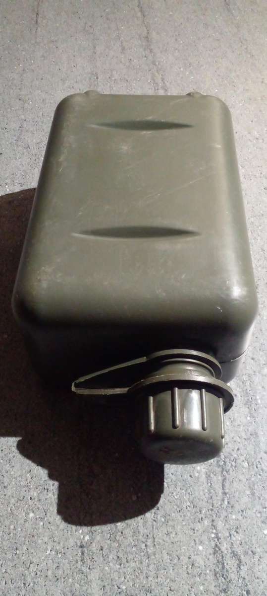 2x OLD SADF ISSUES. A 2 L WATER BOTTLE AND A SADF ENGINEERING CORPS (BIGGER SIZE) BADGE .