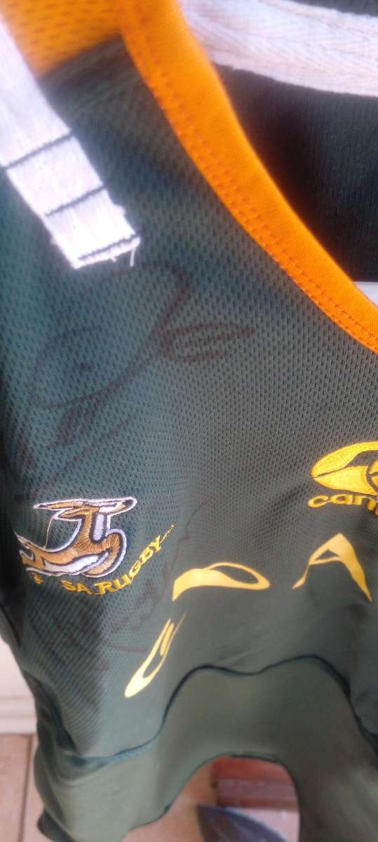2011 WORLD CUP RUGBY SHIRT , SIGNED BY RUAN PIENAAR( PARTICIPANT) , FATHER GYSIE PIENAAR .DESC.