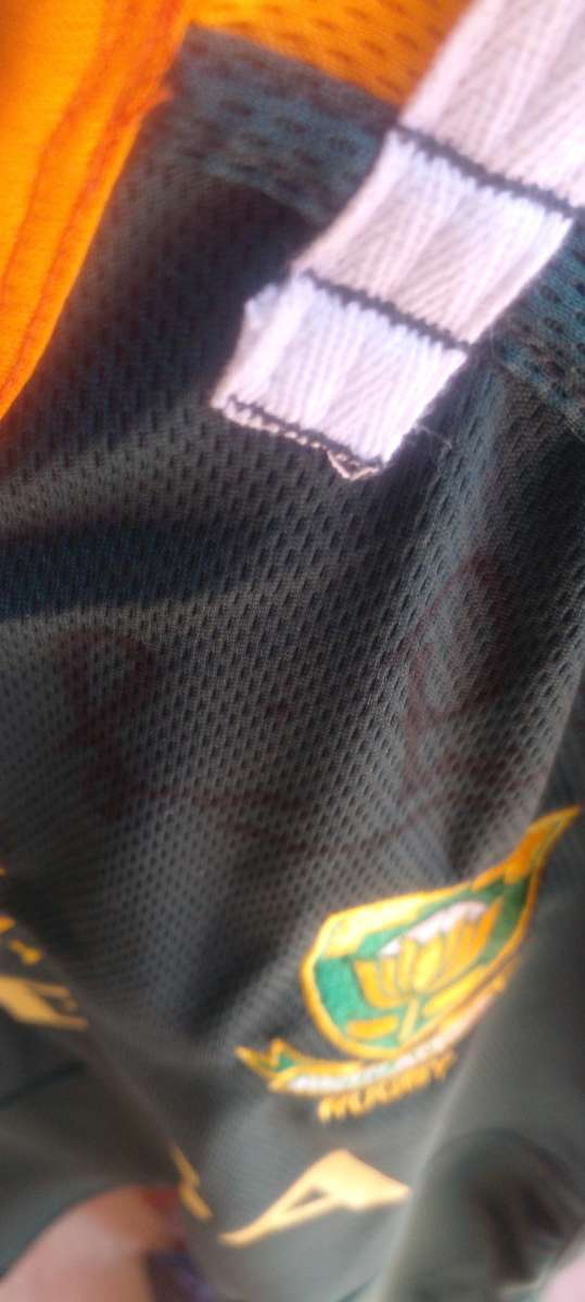 2011 WORLD CUP RUGBY SHIRT , SIGNED BY RUAN PIENAAR( PARTICIPANT) , FATHER GYSIE PIENAAR .DESC.