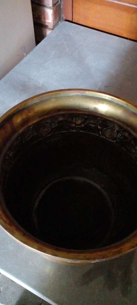 MASSIVE VICTORIAN VINTAGE BRASS PLANTERS ' POT IN YELLOW COPPER.SEE DESC.