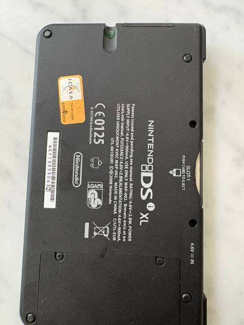 NINTENDO DSI XL GREEN WITH GAMES AND EXTRA'S