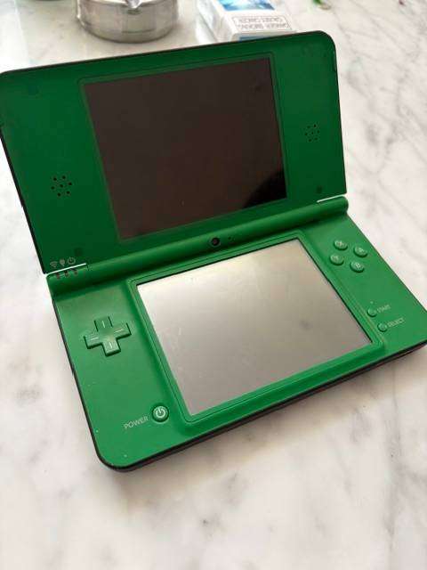 NINTENDO DSI XL GREEN WITH GAMES AND EXTRA'S