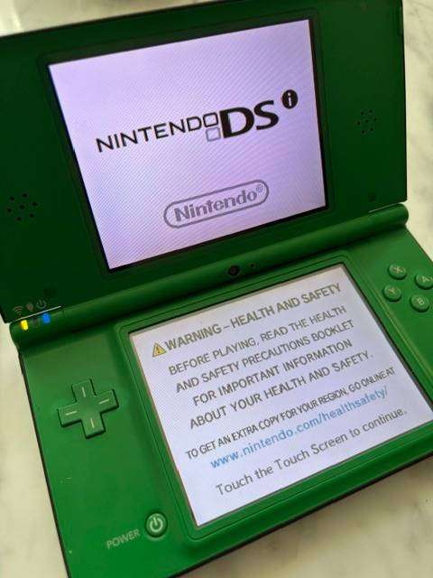 NINTENDO DSI XL GREEN WITH GAMES AND EXTRA'S