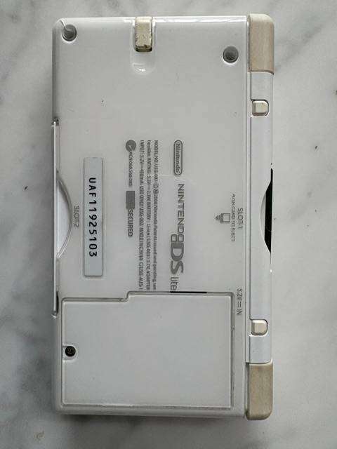 NINTENDO DS LITE CONSOLE CLEAN CONDITION WHITE WITH 7 X ORIGINAL GAMES