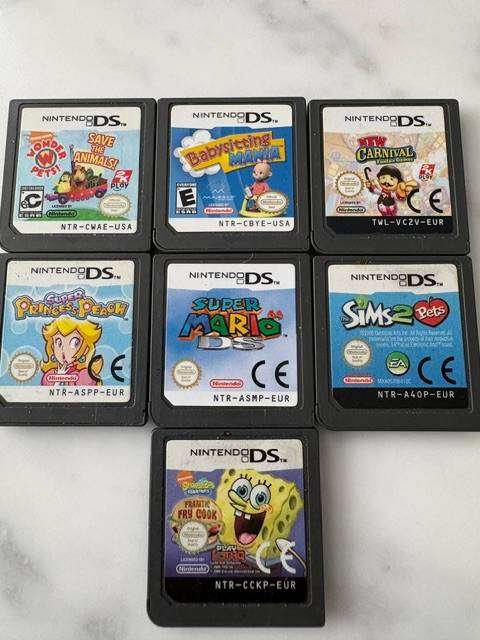 NINTENDO DS LITE CONSOLE CLEAN CONDITION WHITE WITH 7 X ORIGINAL GAMES