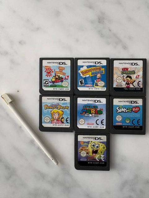 NINTENDO DS LITE CONSOLE CLEAN CONDITION WHITE WITH 7 X ORIGINAL GAMES