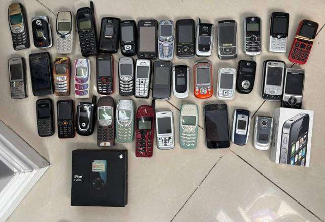 BOX OF OLD VINTAGE NOKIA/SAMSUNG/IPHONE-UNTESTED
