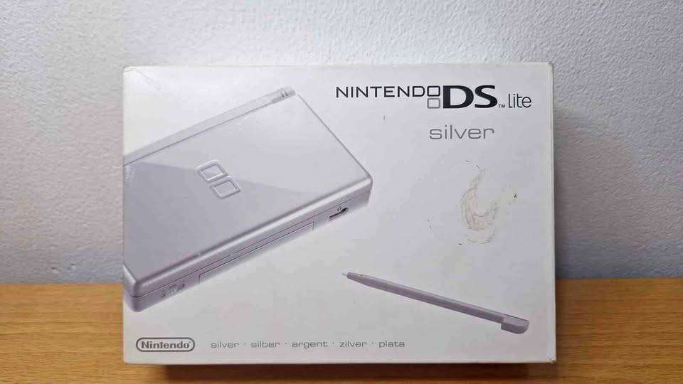 NINTENDO DS LITE IMMACULATE ORIGINAL BOX/CHARGER/BOOKLETS/GAMES