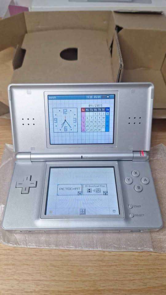 NINTENDO DS LITE IMMACULATE ORIGINAL BOX/CHARGER/BOOKLETS/GAMES
