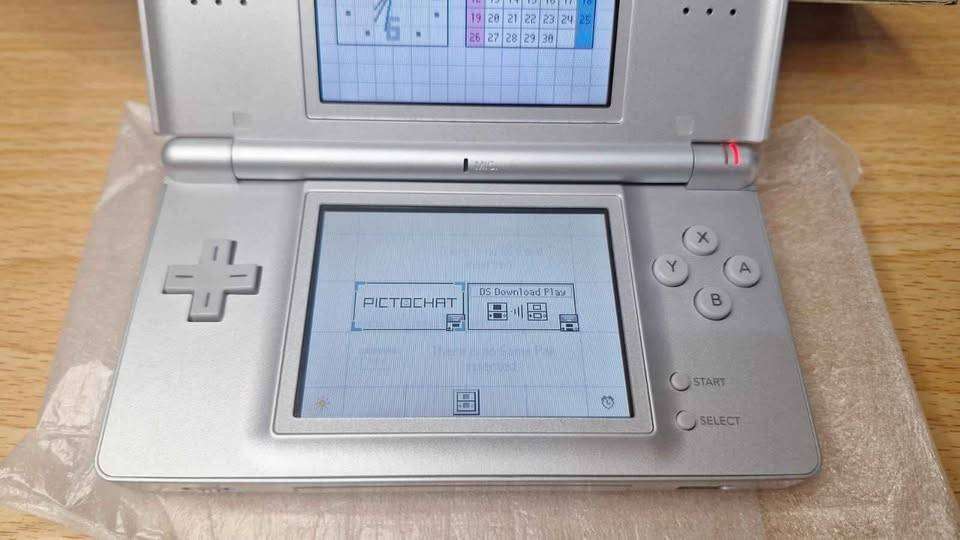 NINTENDO DS LITE IMMACULATE ORIGINAL BOX/CHARGER/BOOKLETS/GAMES