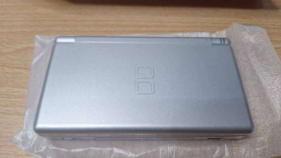 NINTENDO DS LITE IMMACULATE ORIGINAL BOX/CHARGER/BOOKLETS/GAMES