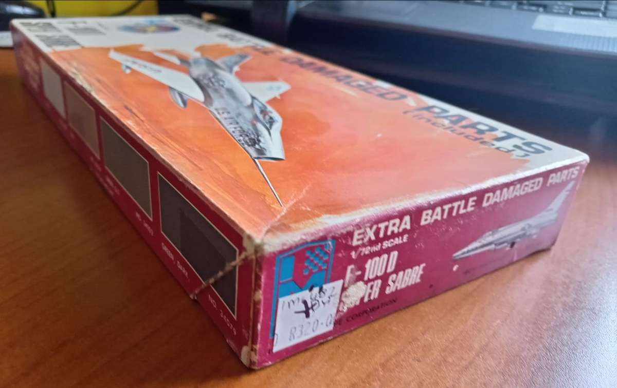 IMC Model, F-100 North American F-100 Super Sabre `extra battle damaged`