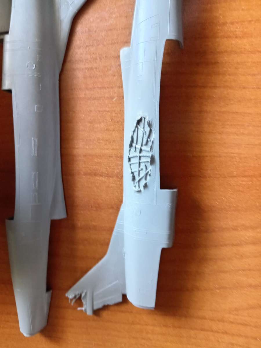 IMC Model, F-100 North American F-100 Super Sabre `extra battle damaged`