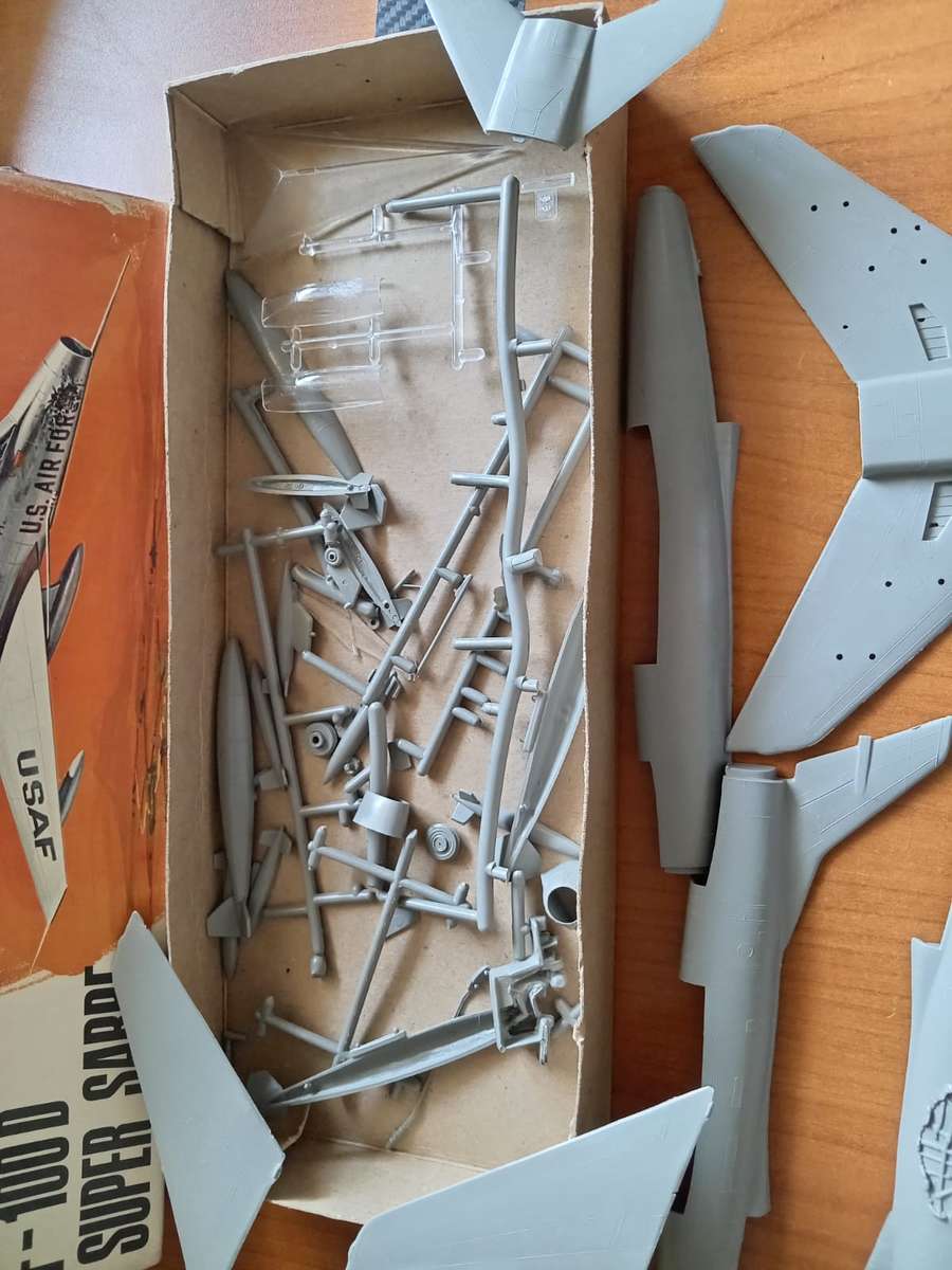 IMC Model, F-100 North American F-100 Super Sabre `extra battle damaged`