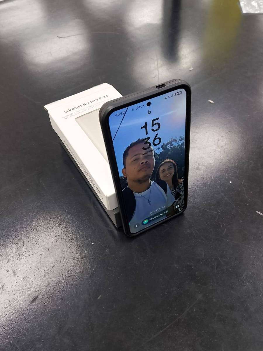 Samsung S25 with wireless power Bank