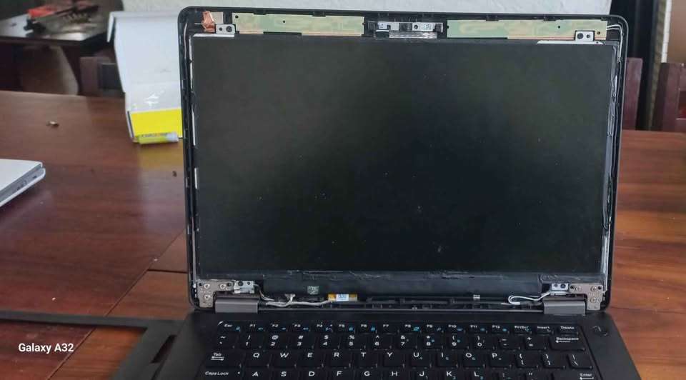 Dell Latitude E5470 14inch Laptop. I5 6th gen, 4GB Ram, 500GB HDD. Needs screen bezel and battery.