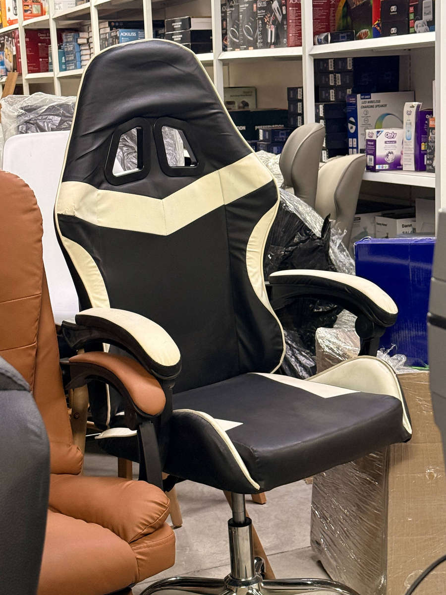 Gaming chair with headrest and lumbar pillow - Black and White Display