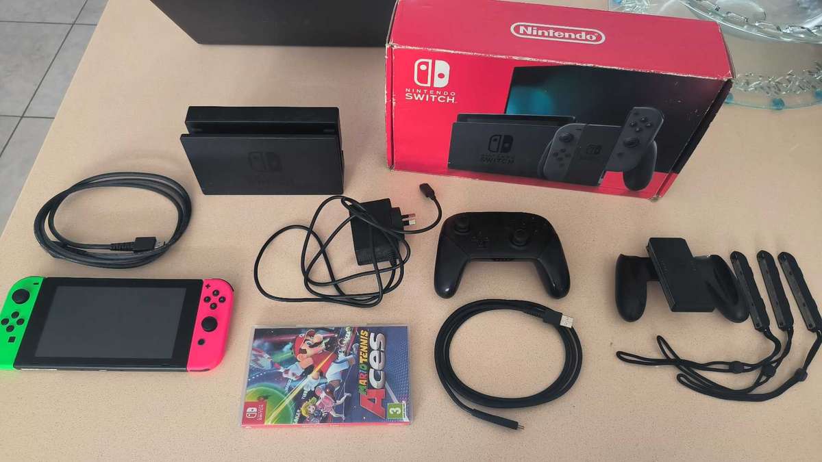 Nintendo Switch 32GB V1 and PRO Controller