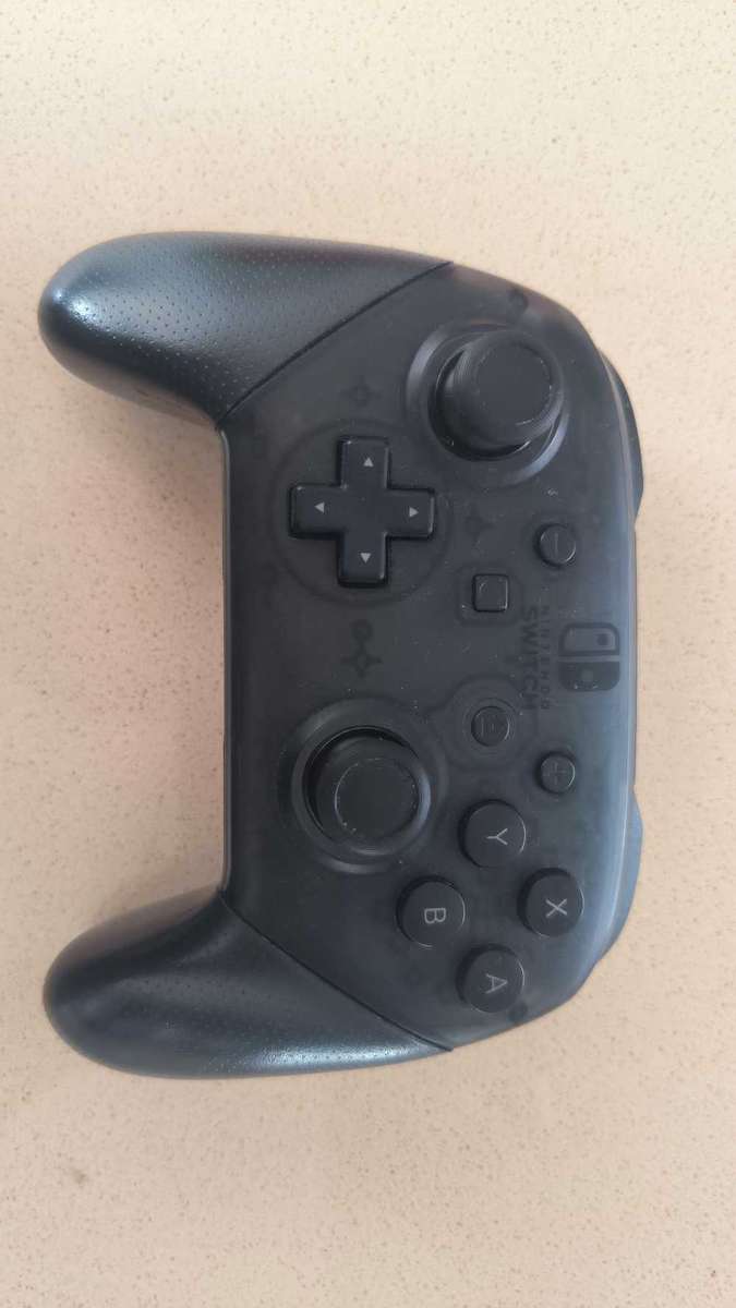 Nintendo Switch 32GB V1 and PRO Controller