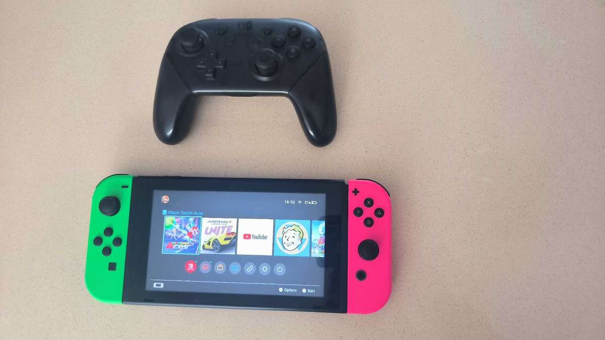 Nintendo Switch 32GB V1 and PRO Controller