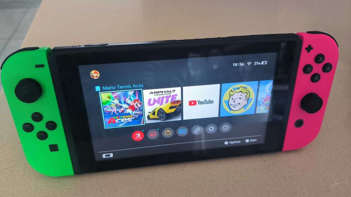 Nintendo Switch 32GB V1 and PRO Controller