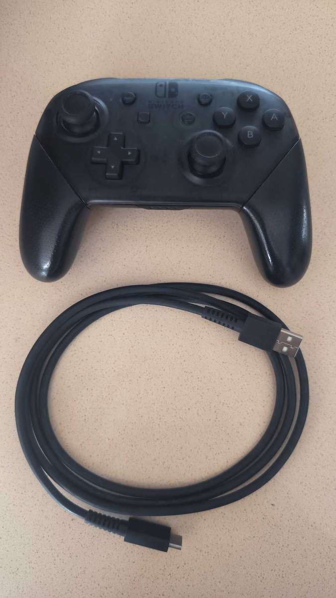 Nintendo Switch 32GB V1 and PRO Controller