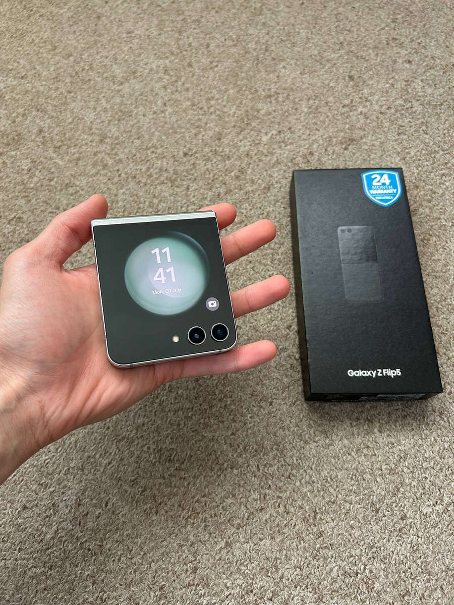 Samsung Galaxy Z Flip 5 256GB 8gb ram Dual sim good condition with box