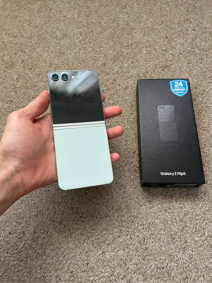 Samsung Galaxy Z Flip 5 256GB 8gb ram Dual sim good condition with box