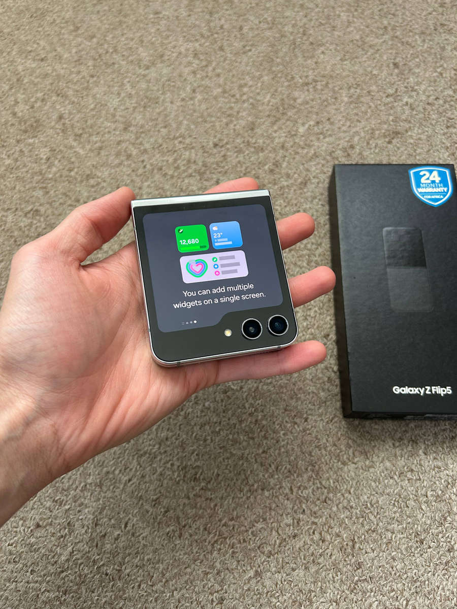Samsung Galaxy Z Flip 5 256GB 8gb ram Dual sim good condition with box