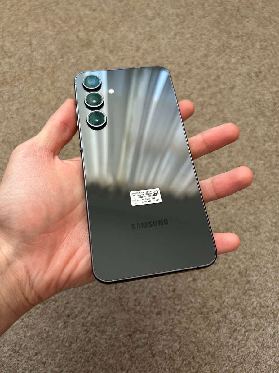 Samsung S24 FE 128gb Dual sim 8gb ram with cover