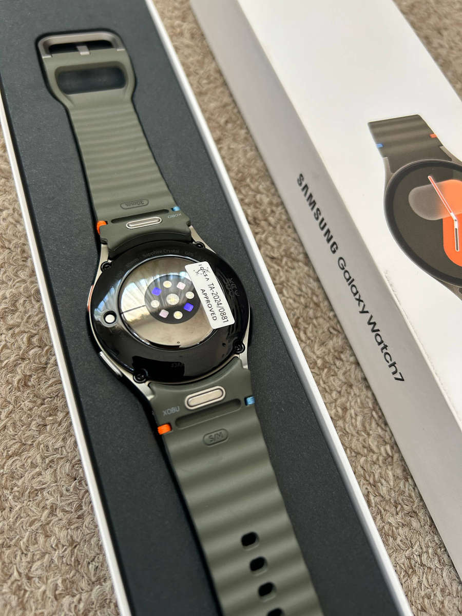 Samsung Galaxy Watch 7 BT 40mm brand new open box with box and charger