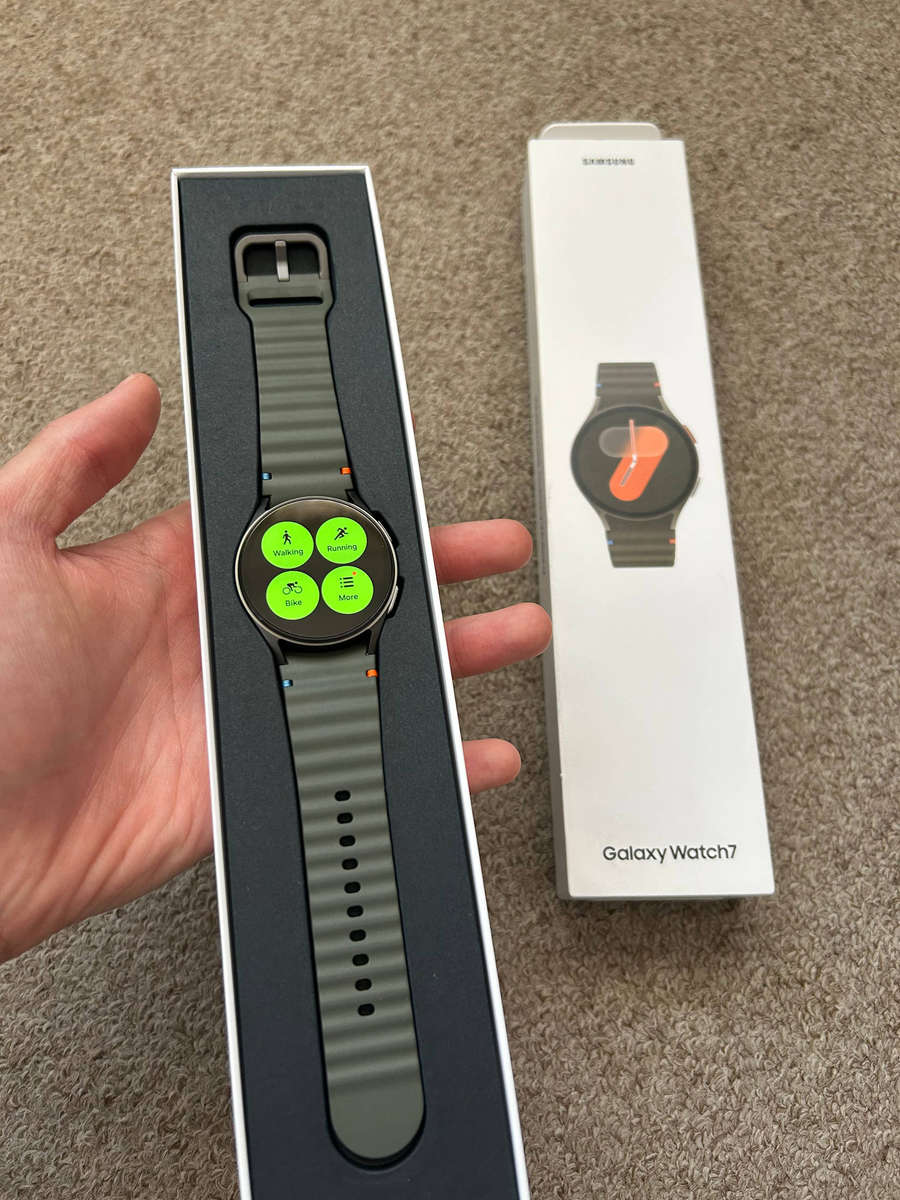 Samsung Galaxy Watch 7 BT 40mm brand new open box with box and charger