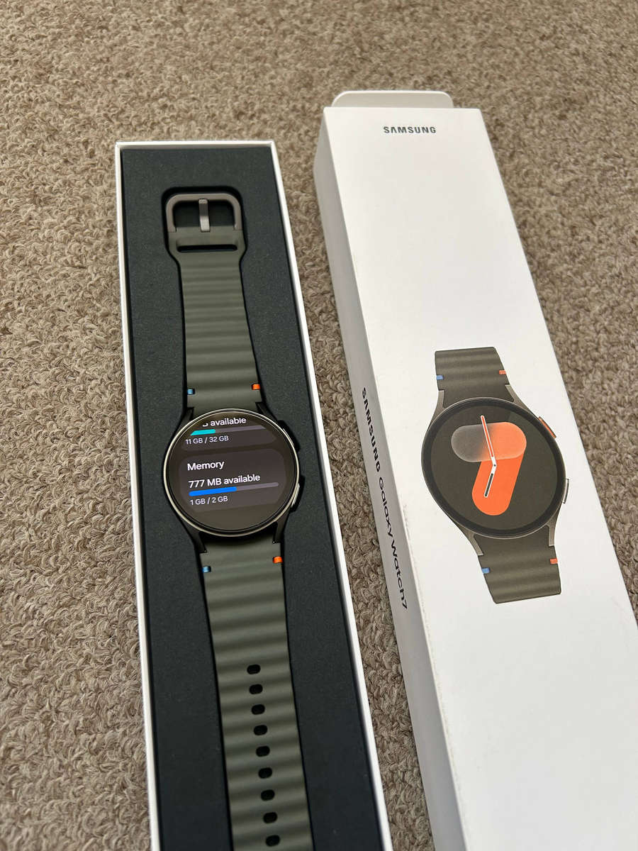Samsung Galaxy Watch 7 BT 40mm brand new open box with box and charger